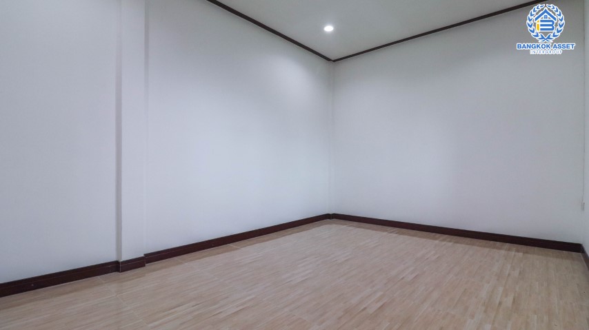 *****ทาวน์เฮ้าส์มือสองย่านกรุงเทพฯ ม.ร่มรื่นเพลส ลาดพร้าว-โชคชัย4 หลังมุม! เนื้อที่ 20 ตร.ว. ฟังก์ชัน 3 ห้องนอน 2 ห้องน้ำ 1 ที่จอดรถ ตกแต่งใหม่ รีโนเวททั้งหลัง ไม่ได้เข้าอยู่ บนทำเลเชื่อมต่อถ.ประดิษฐ์มนูธรรม, ถ.รามอินทรา ใกล้ทางด่วนรามอินทรา–อาจณรงค์